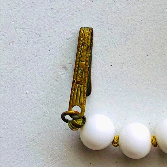 Vintage milkglass necklaces mod flower brooch - Picture 8 of 17